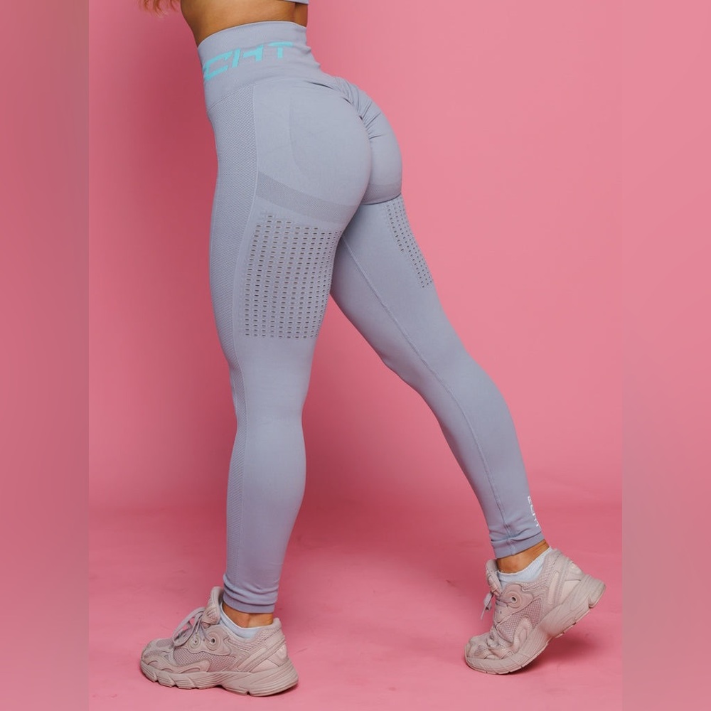Gray Arise scrunch air leggings. To enhance the booty